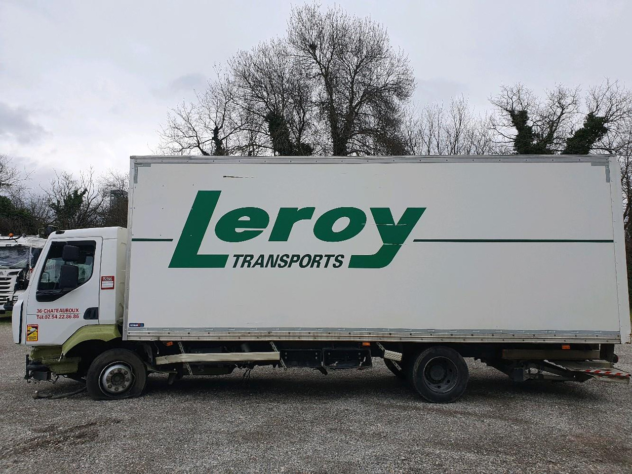 Camión caja cerrada RENAULT D 12 DTI 215: foto 8 Camión caja cerrada RENAULT D 12 DTI 215: foto 8