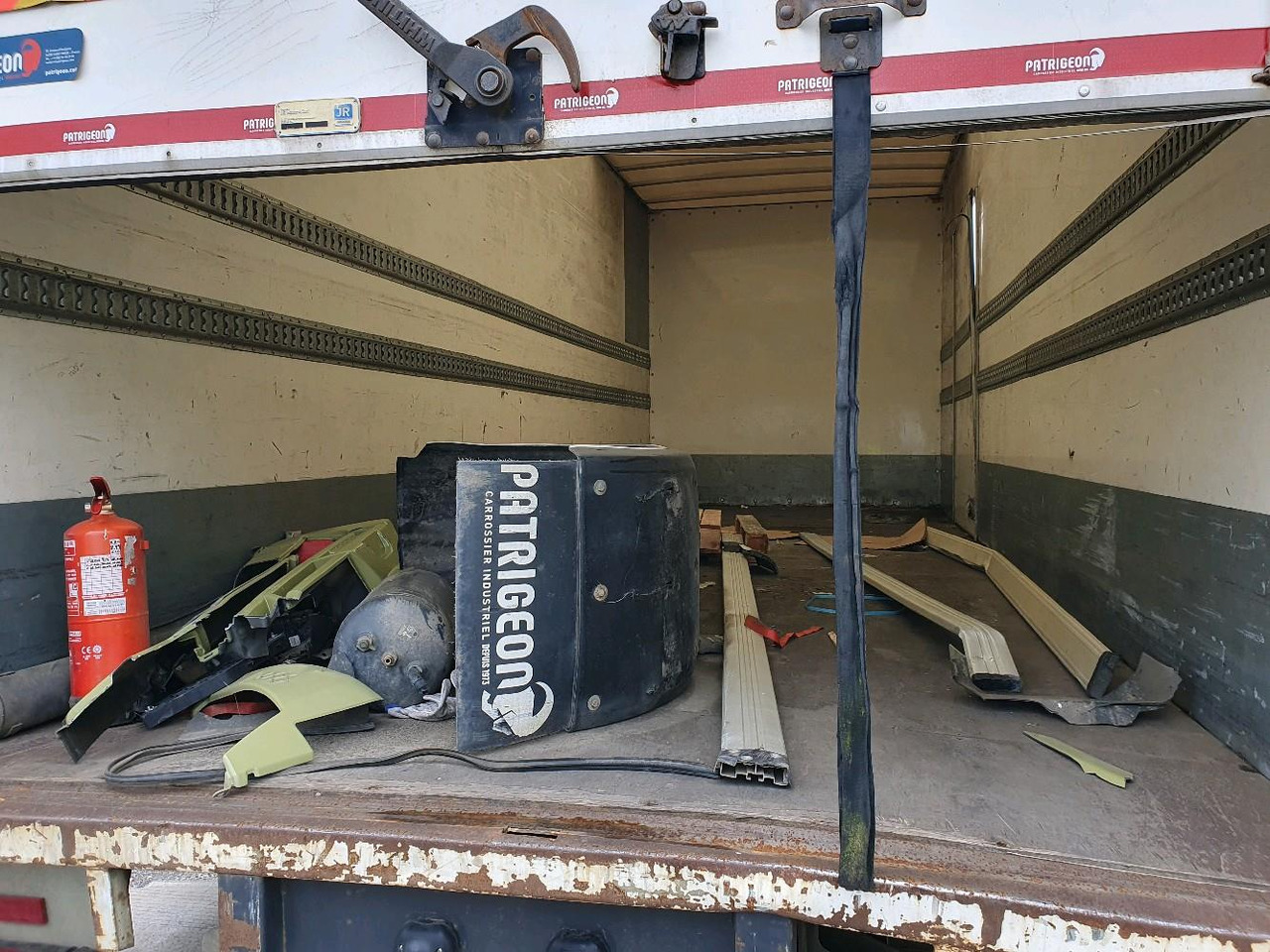 Camión caja cerrada RENAULT D 12 DTI 215: foto 6 Camión caja cerrada RENAULT D 12 DTI 215: foto 6