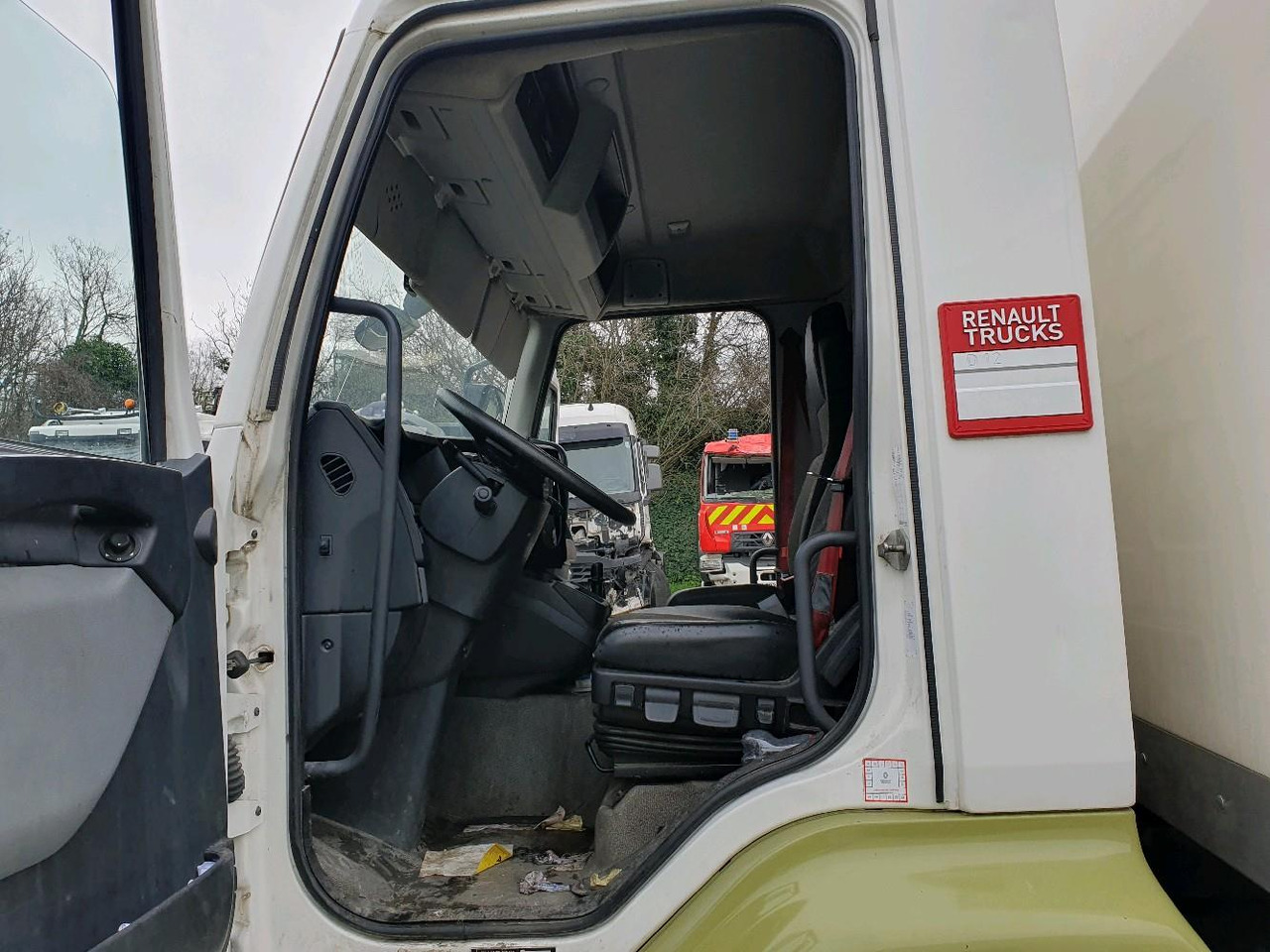 Camión caja cerrada RENAULT D 12 DTI 215: foto 10 Camión caja cerrada RENAULT D 12 DTI 215: foto 10