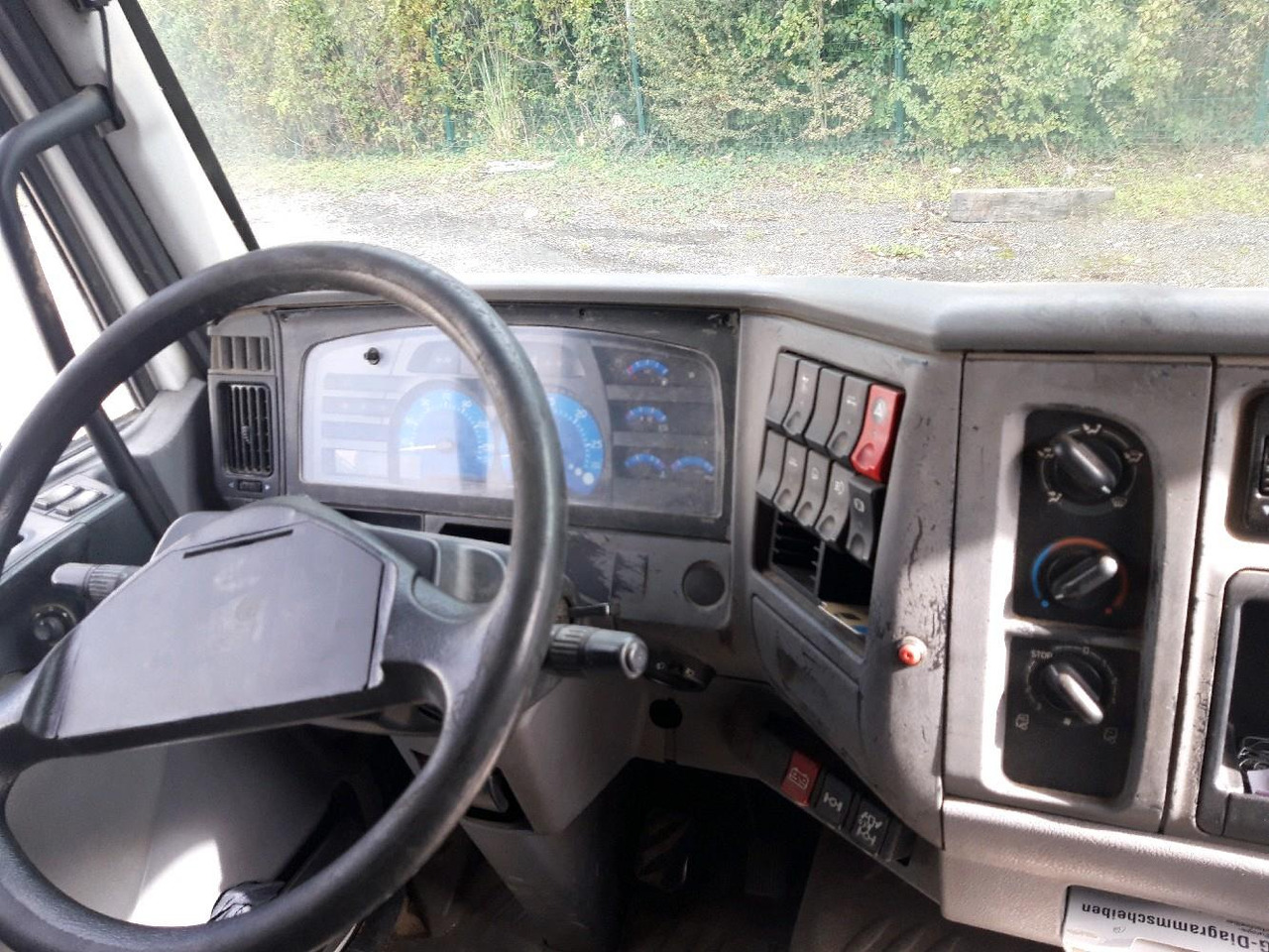 Cisterna camión RENAULT MIDLUM CITERNE 7500: foto 11 Cisterna camión RENAULT MIDLUM CITERNE 7500: foto 11