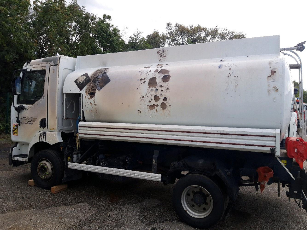 Cisterna camión RENAULT MIDLUM CITERNE 7500: foto 8 Cisterna camión RENAULT MIDLUM CITERNE 7500: foto 8