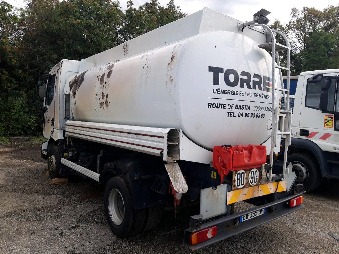 Cisterna camión RENAULT MIDLUM CITERNE 7500: foto 7 Cisterna camión RENAULT MIDLUM CITERNE 7500: foto 7