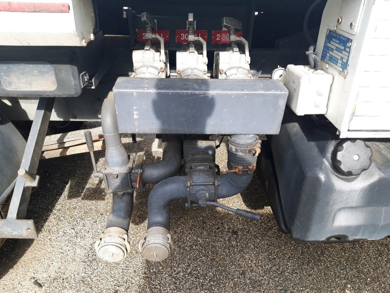 Cisterna camión RENAULT MIDLUM CITERNE 7500: foto 15 Cisterna camión RENAULT MIDLUM CITERNE 7500: foto 15