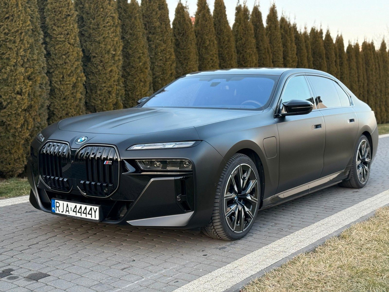BMW M760 Baureihe 7 Lim M760 e xDrive - Sedan: foto 1 BMW M760 Baureihe 7 Lim M760 e xDrive - Sedan: foto 1