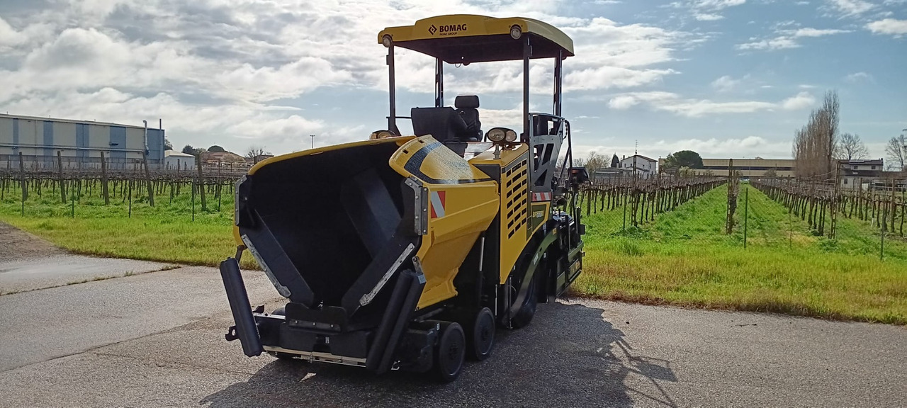 BOMAG IT BF 300 P-2 S340-2 TV Stage IIIb/Tier 4f - Pavimentadora de asfalto: foto 1 BOMAG IT BF 300 P-2 S340-2 TV Stage IIIb/Tier 4f - Pavimentadora de asfalto: foto 1