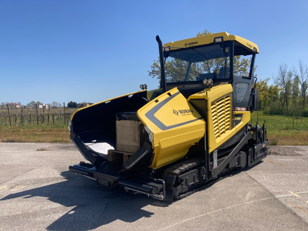 BOMAG IT BF 700 C-2 S500 Stage IV/Tier 4f - Pavimentadora de asfalto: foto 1 BOMAG IT BF 700 C-2 S500 Stage IV/Tier 4f - Pavimentadora de asfalto: foto 1