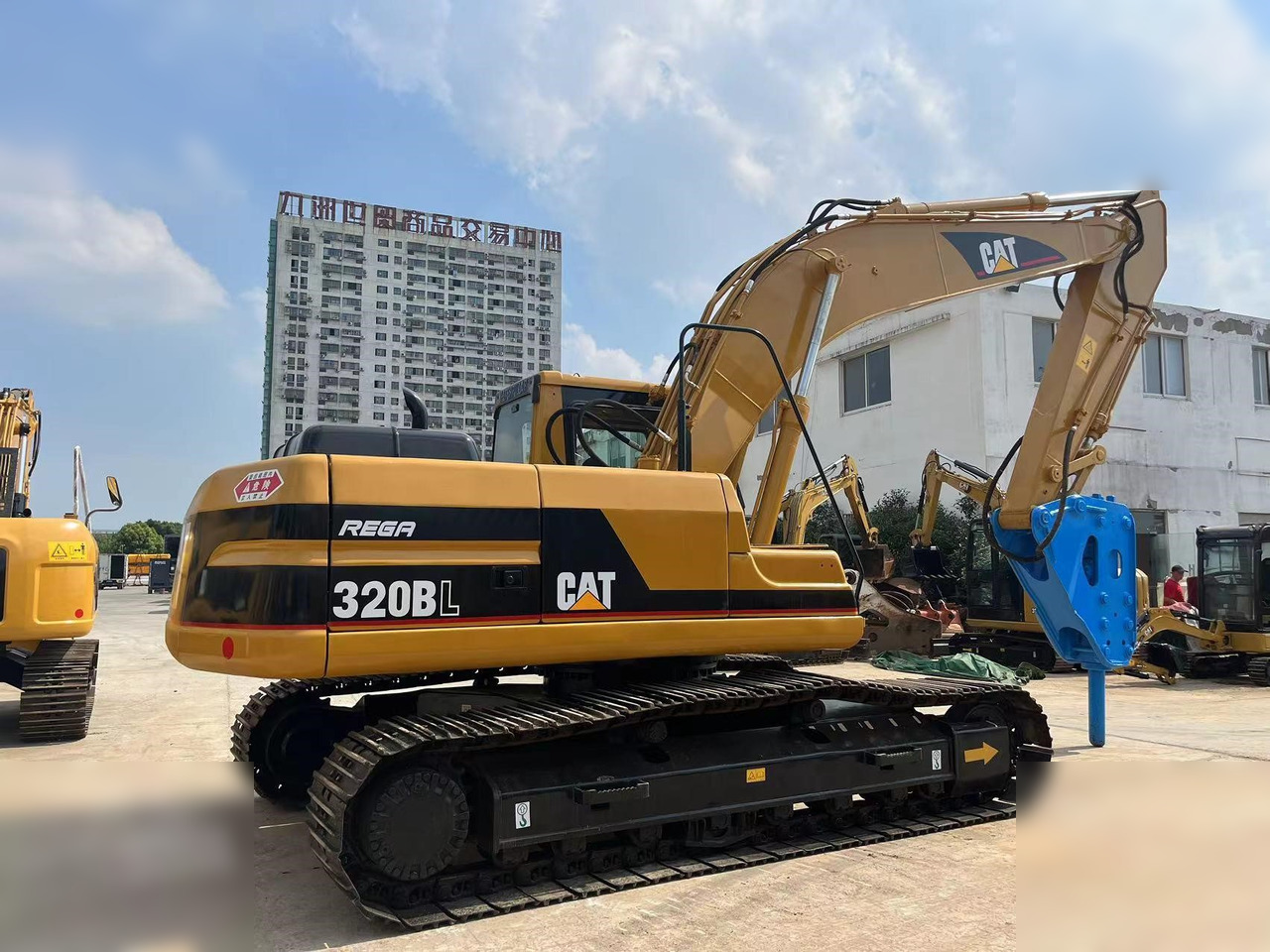 CATERPILLAR 320BL - Excavadora de cadenas: foto 2 CATERPILLAR 320BL - Excavadora de cadenas: foto 2