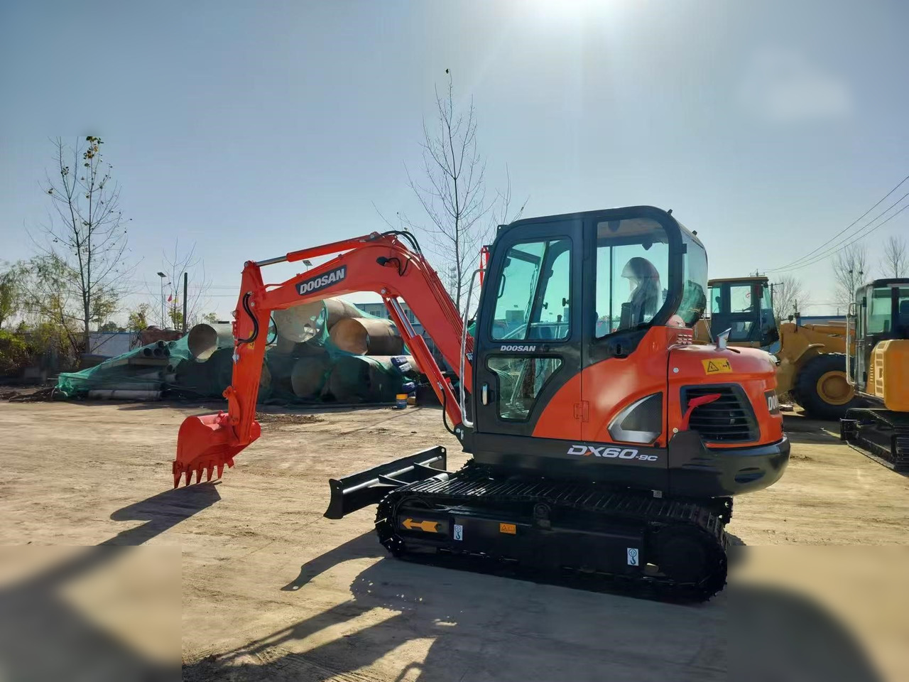 DOOSAN DX60-9C - Excavadora de cadenas: foto 1 DOOSAN DX60-9C - Excavadora de cadenas: foto 1