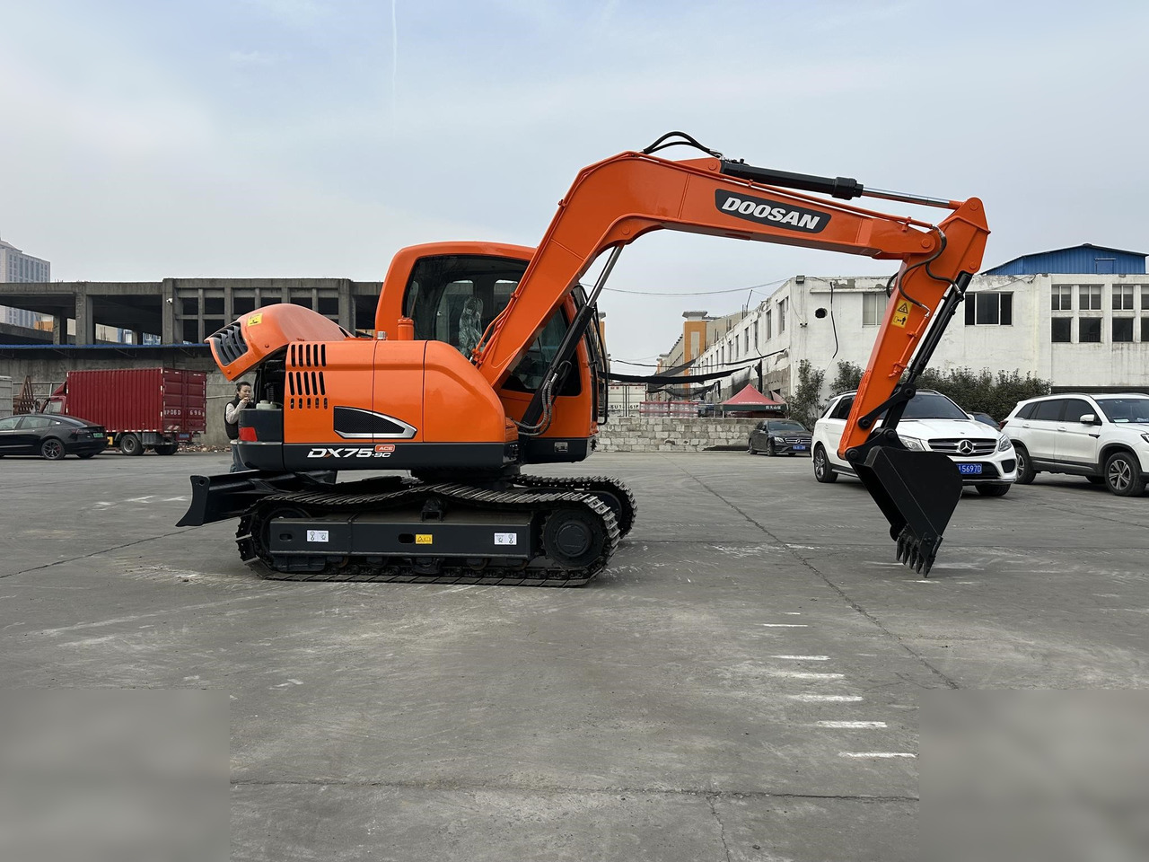 DOOSAN DX75-9CN - Excavadora de cadenas: foto 2 DOOSAN DX75-9CN - Excavadora de cadenas: foto 2