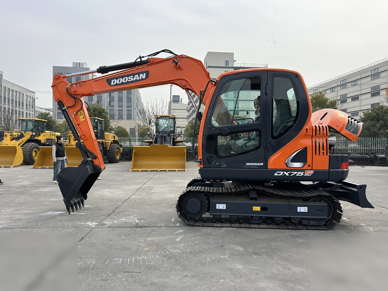 DOOSAN DX75-9CN - Excavadora de cadenas: foto 1 DOOSAN DX75-9CN - Excavadora de cadenas: foto 1
