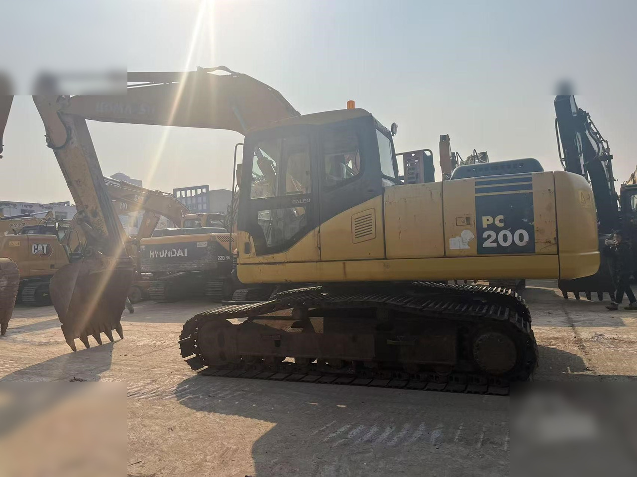 KOMATSU PC220-7 - Excavadora de cadenas: foto 1 KOMATSU PC220-7 - Excavadora de cadenas: foto 1