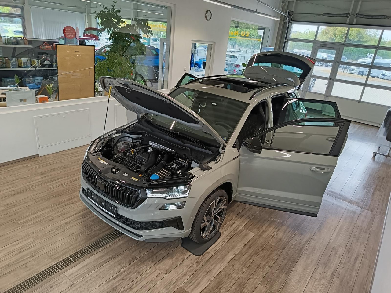 Skoda Karoq Sportline 1,5 TSI DSG*AHK*PSD*STD.HZG*NAVI - SUV/ Todoterreno: foto 2 Skoda Karoq Sportline 1,5 TSI DSG*AHK*PSD*STD.HZG*NAVI - SUV/ Todoterreno: foto 2