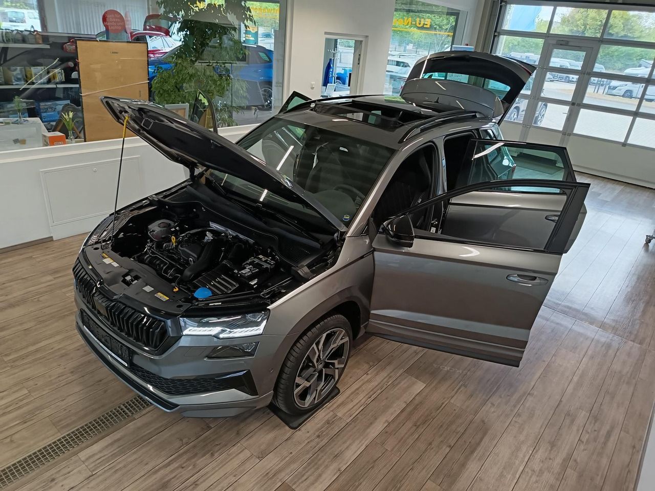 Skoda Karoq Sportline 1,5 TSI DSG*AHK*Transp Schaden - SUV/ Todoterreno: foto 2 Skoda Karoq Sportline 1,5 TSI DSG*AHK*Transp Schaden - SUV/ Todoterreno: foto 2