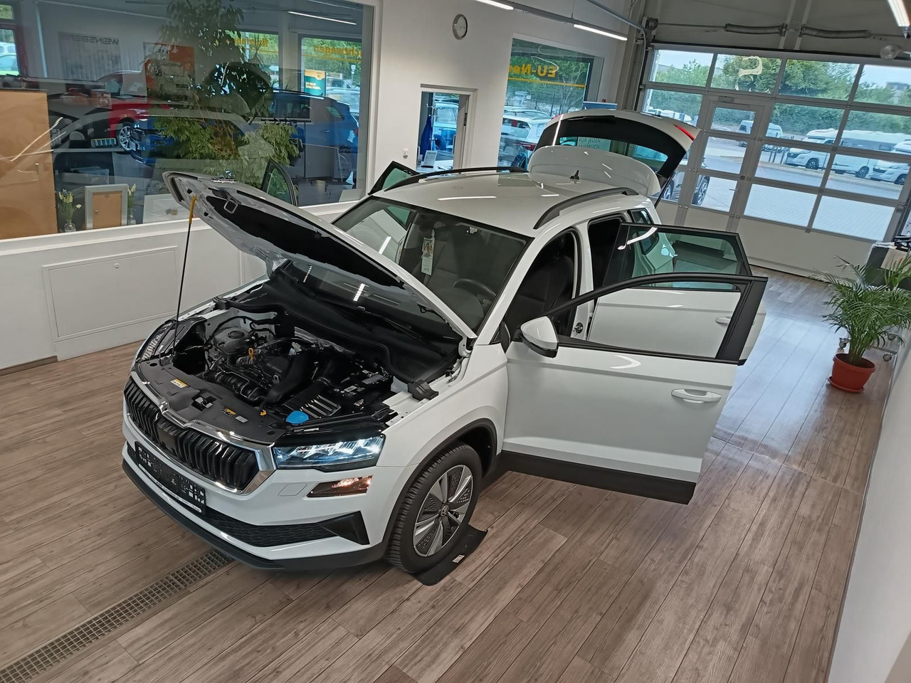 Skoda Karoq Style 1,5TSI DSG*AHK*NAVI*LED*R-KAM - SUV/ Todoterreno: foto 2 Skoda Karoq Style 1,5TSI DSG*AHK*NAVI*LED*R-KAM - SUV/ Todoterreno: foto 2