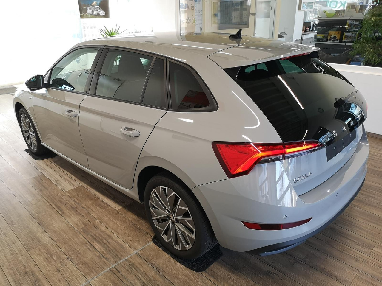 Skoda Scala Ambition 1,0 TSI 81 kW*NAVI*LED*R-KAM*PDC* - Sedan: foto 4 Skoda Scala Ambition 1,0 TSI 81 kW*NAVI*LED*R-KAM*PDC* - Sedan: foto 4