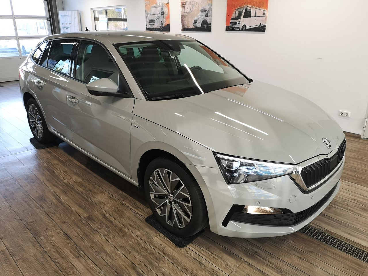 Skoda Scala Ambition 1,0 TSI 81 kW*NAVI*LED*R-KAM*PDC* - Sedan: foto 3 Skoda Scala Ambition 1,0 TSI 81 kW*NAVI*LED*R-KAM*PDC* - Sedan: foto 3