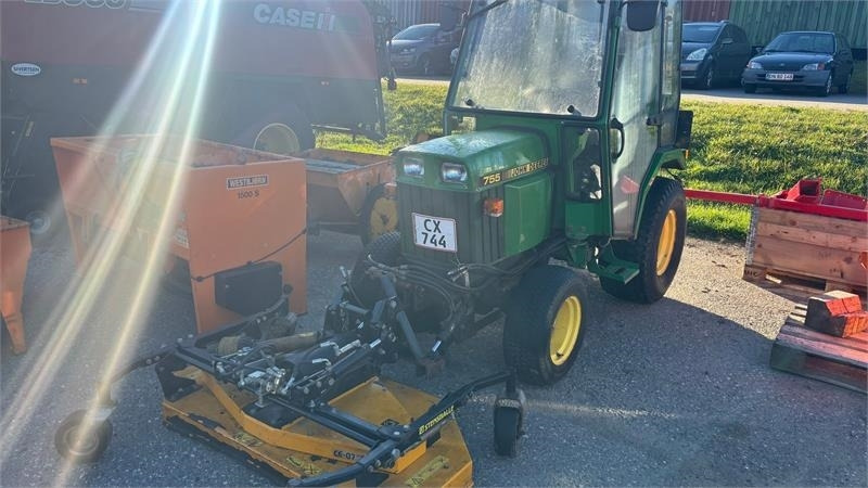 John Deere 755 Kompakt traktor - Tractor municipal: foto 1 John Deere 755 Kompakt traktor - Tractor municipal: foto 1