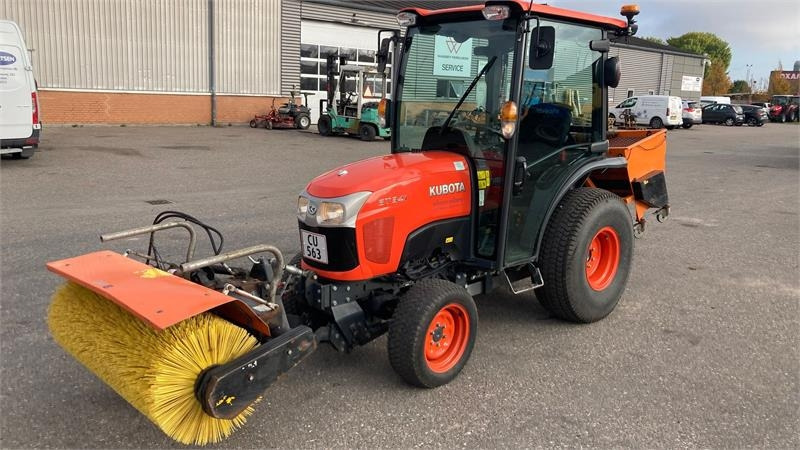 Kubota ST341 inkl. 150 cm kost og udlægger - Tractor municipal: foto 1 Kubota ST341 inkl. 150 cm kost og udlægger - Tractor municipal: foto 1
