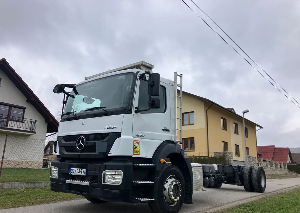 Mercedes-Benz Mercedes Axor 1829 Rama do zabudowy kiper beczka hakowiec laweta - Chasis camión: foto 2 Mercedes-Benz Mercedes Axor 1829 Rama do zabudowy kiper beczka hakowiec laweta - Chasis camión: foto 2