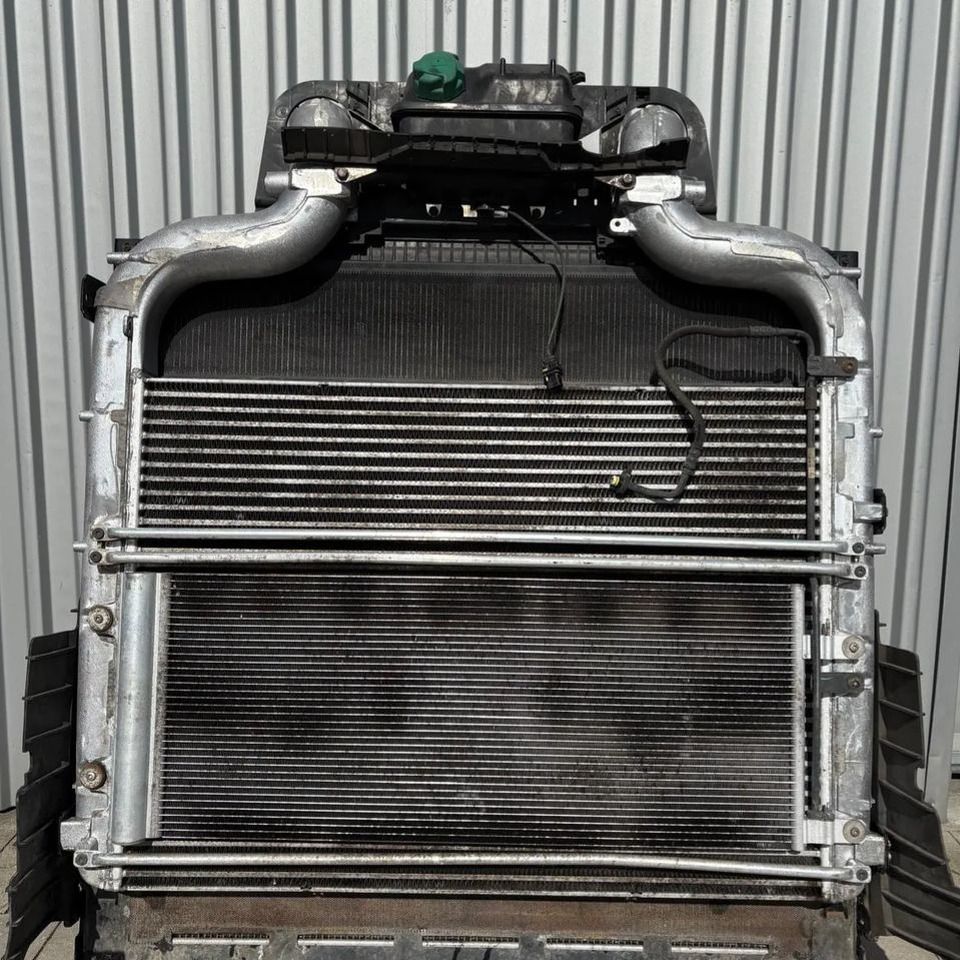 DAF XF EURO 6 LIFT CHŁODNICA WODY INTERCOOLER KOMPLET - Radiador: foto 2 DAF XF EURO 6 LIFT CHŁODNICA WODY INTERCOOLER KOMPLET - Radiador: foto 2