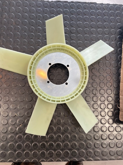 Deutz BF4M1013E/BF6M1013E 0420 3375 - Ventilador para Maquinaria de construcción: foto 2 Deutz BF4M1013E/BF6M1013E 0420 3375 - Ventilador para Maquinaria de construcción: foto 2