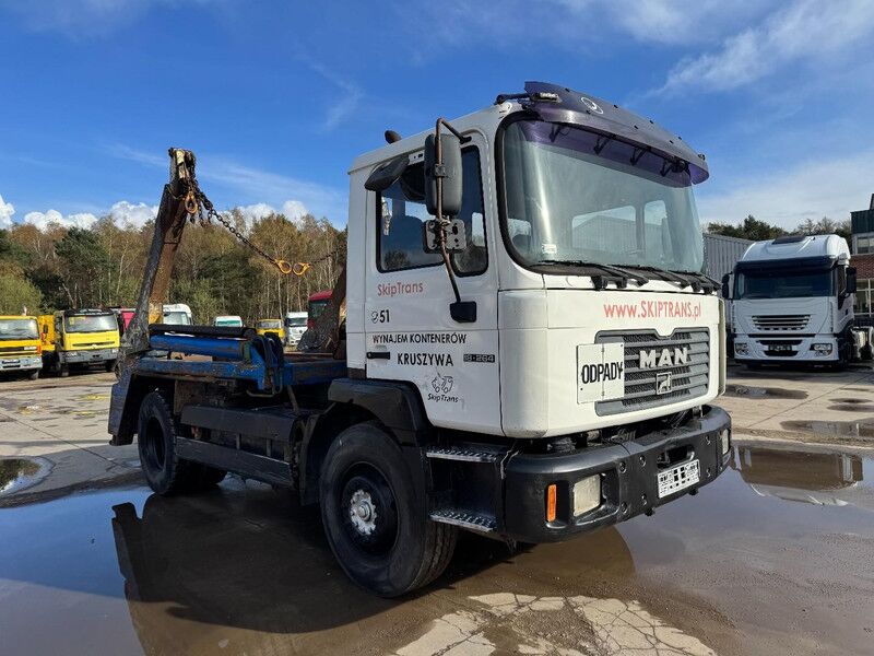 MAN 18.264 (FULL STEEL SUSPENSION / MANUAL GEARBOX / EURO 2 / PERFECT !) - Portacontenedore/ Intercambiable camión: foto 3 MAN 18.264 (FULL STEEL SUSPENSION / MANUAL GEARBOX / EURO 2 / PERFECT !) - Portacontenedore/ Intercambiable camión: foto 3