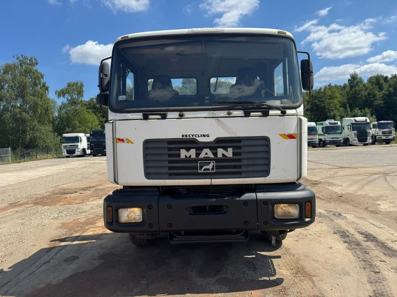 MAN 32.364 (EURO 2 / 6 CYLINDER / 12 TIRES / 8X4 / PERFECT) - Chasis camión: foto 2 MAN 32.364 (EURO 2 / 6 CYLINDER / 12 TIRES / 8X4 / PERFECT) - Chasis camión: foto 2