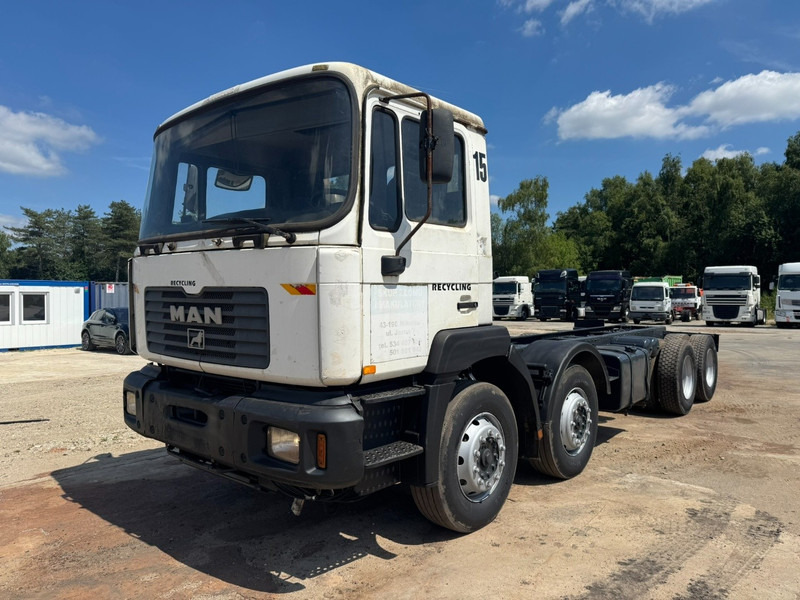 MAN 32.364 (EURO 2 / 6 CYLINDER / 12 TIRES / 8X4 / PERFECT) - Chasis camión: foto 1 MAN 32.364 (EURO 2 / 6 CYLINDER / 12 TIRES / 8X4 / PERFECT) - Chasis camión: foto 1