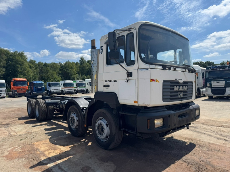 MAN 32.364 (EURO 2 / 6 CYLINDER / 12 TIRES / 8X4 / PERFECT) - Chasis camión: foto 3 MAN 32.364 (EURO 2 / 6 CYLINDER / 12 TIRES / 8X4 / PERFECT) - Chasis camión: foto 3