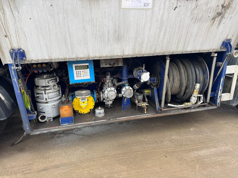 Volvo FL 6 - 220 (11000 L / 2 COMPARTMENTS / 18 TON / MANUAL GEARBOX / PERFECT) - Cisterna camión: foto 5 Volvo FL 6 - 220 (11000 L / 2 COMPARTMENTS / 18 TON / MANUAL GEARBOX / PERFECT) - Cisterna camión: foto 5