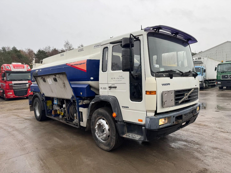 Volvo FL 6 - 220 (11000 L / 2 COMPARTMENTS / 18 TON / MANUAL GEARBOX / PERFECT) - Cisterna camión: foto 3 Volvo FL 6 - 220 (11000 L / 2 COMPARTMENTS / 18 TON / MANUAL GEARBOX / PERFECT) - Cisterna camión: foto 3