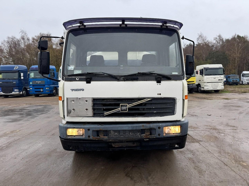Volvo FL 6 - 220 (11000 L / 2 COMPARTMENTS / 18 TON / MANUAL GEARBOX / PERFECT) - Cisterna camión: foto 2 Volvo FL 6 - 220 (11000 L / 2 COMPARTMENTS / 18 TON / MANUAL GEARBOX / PERFECT) - Cisterna camión: foto 2