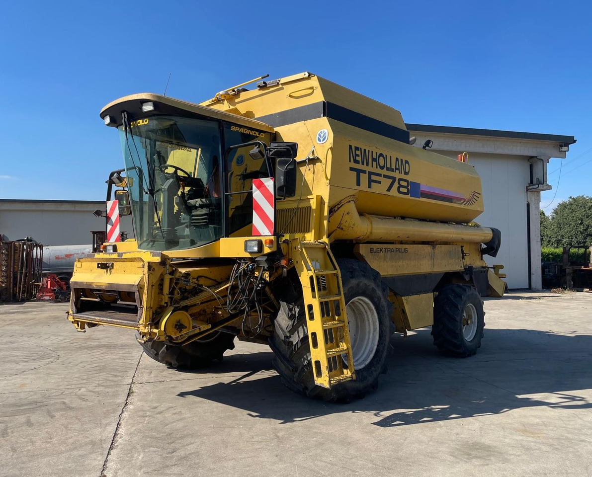 NEW HOLLAND MIETITREBBIA TF 78 - Cosechadora de granos: foto 1 NEW HOLLAND MIETITREBBIA TF 78 - Cosechadora de granos: foto 1