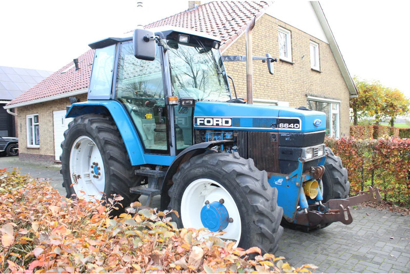 New Holland 6640 met turbo fronthef en front pto - Tractor: foto 1 New Holland 6640 met turbo fronthef en front pto - Tractor: foto 1