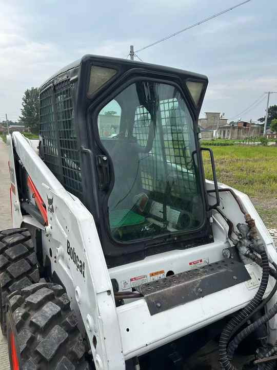 USED BOBCAT S160 Skid-steer Loader Bobcat S160 Carry Sweeper with Very Good Performance Is for Sale at a Low Price. - Minicargadora: foto 2 USED BOBCAT S160 Skid-steer Loader Bobcat S160 Carry Sweeper with Very Good Performance Is for Sale at a Low Price. - Minicargadora: foto 2