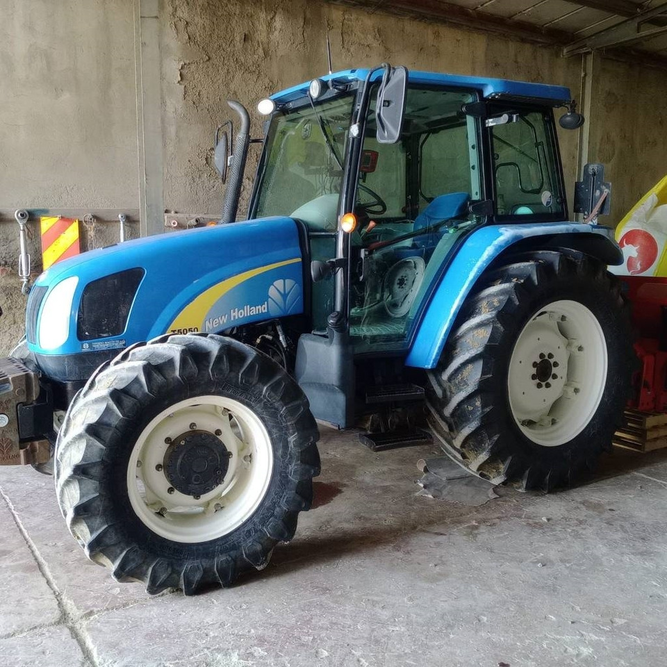 New Holland T 5050 - Tractor: foto 1 New Holland T 5050 - Tractor: foto 1