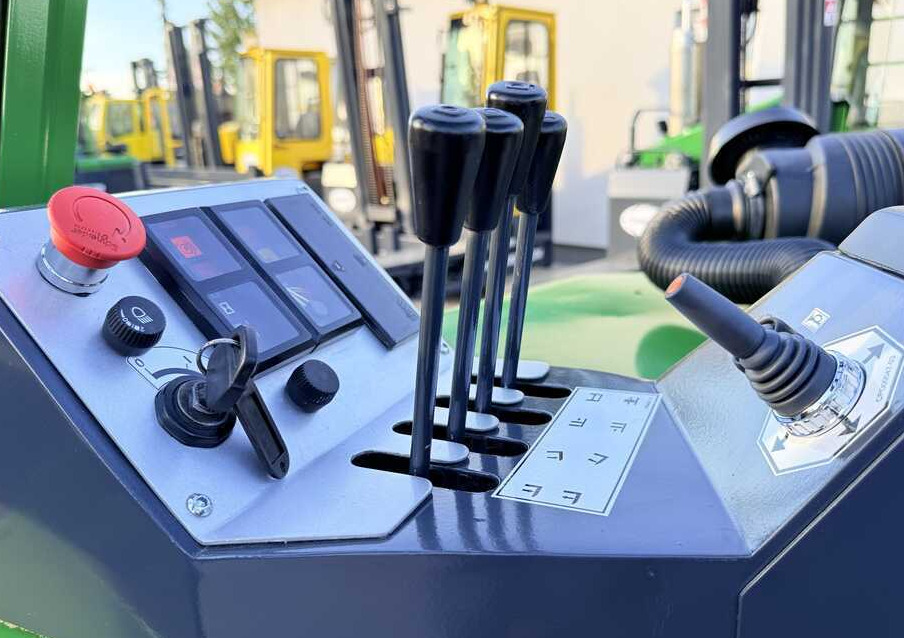 Carretilla de 4 vías Combilift Combilift C2500CB / TRIPLEX / 5500 MM / FULL FREE LIFT / DIESEL / ONLY 3768 HOURS / FORK POSITIONER / SIDE SHIFT / NEW TYRES / LIKE NEW / Wide range of multi-directional and side-loading for: foto 35