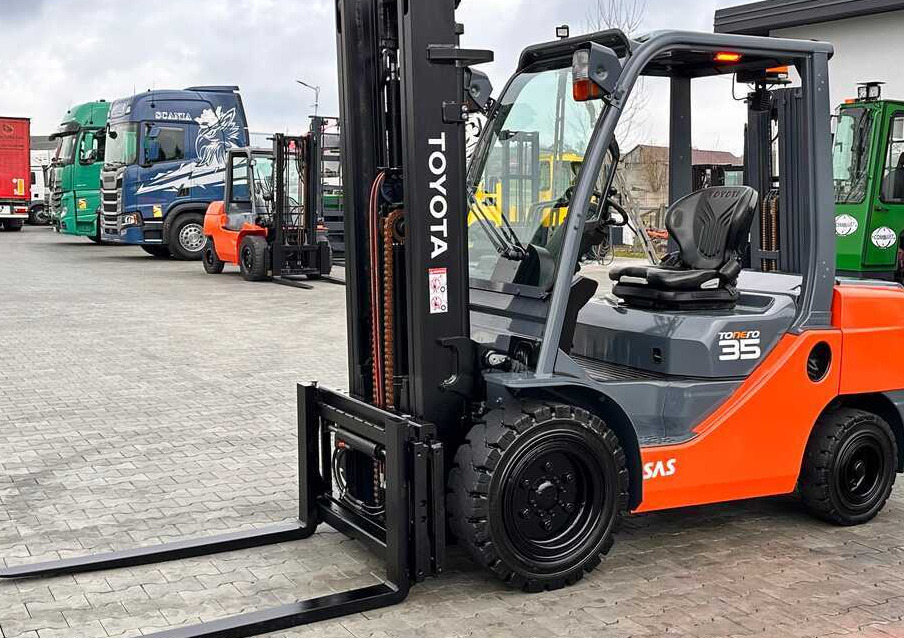 Toyota 52-8FDJF35 / DIESEL / 2016 / ONLY 2,096 HOURS / DUPLEX MAST / LIKE NEW - Carretilla elevadora diésel: foto 2 Toyota 52-8FDJF35 / DIESEL / 2016 / ONLY 2,096 HOURS / DUPLEX MAST / LIKE NEW - Carretilla elevadora diésel: foto 2