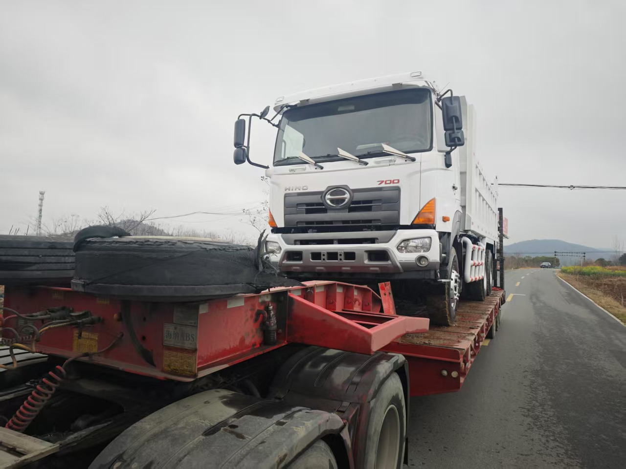 HINO HINO 700 - Volquete camión: foto 4 HINO HINO 700 - Volquete camión: foto 4