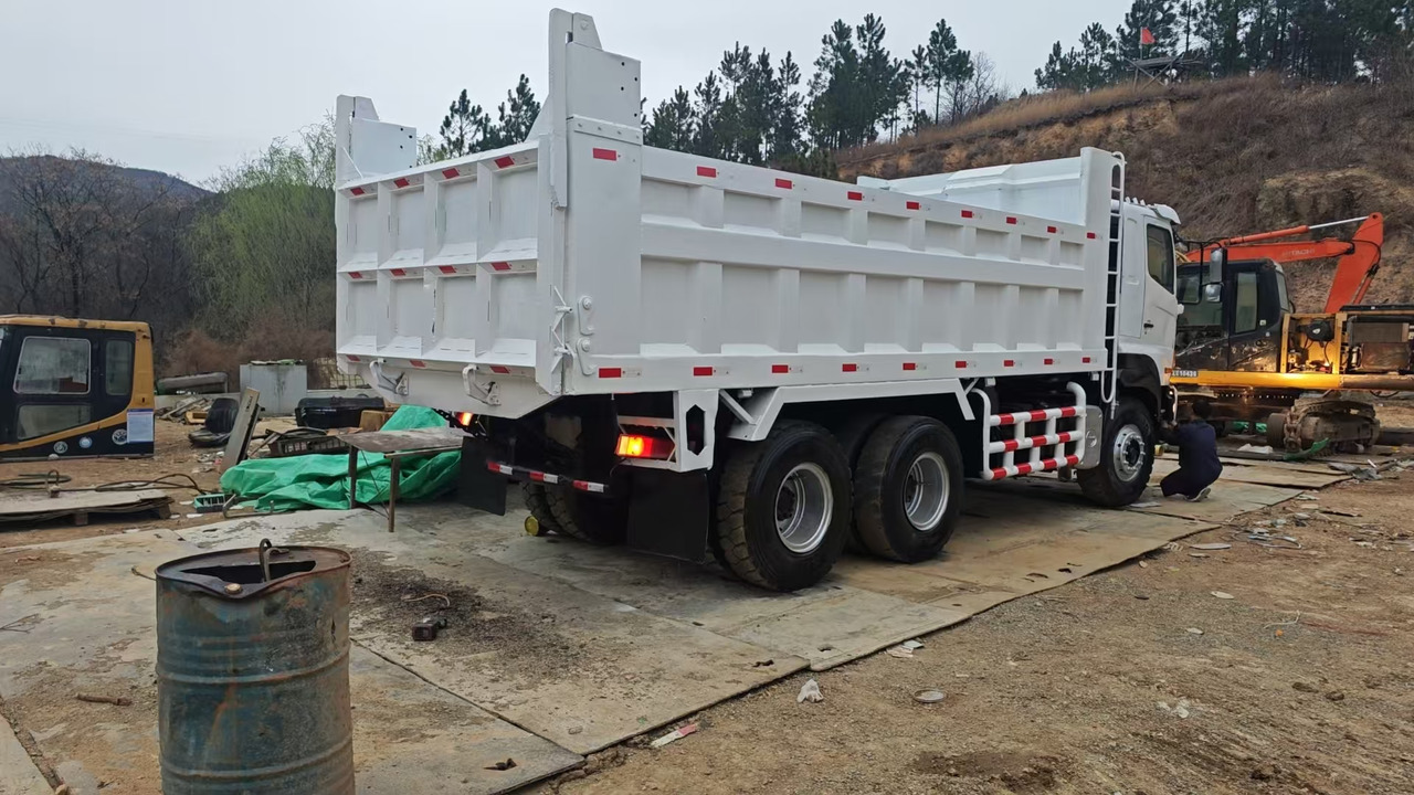 HINO HINO 700 - Volquete camión: foto 4 HINO HINO 700 - Volquete camión: foto 4