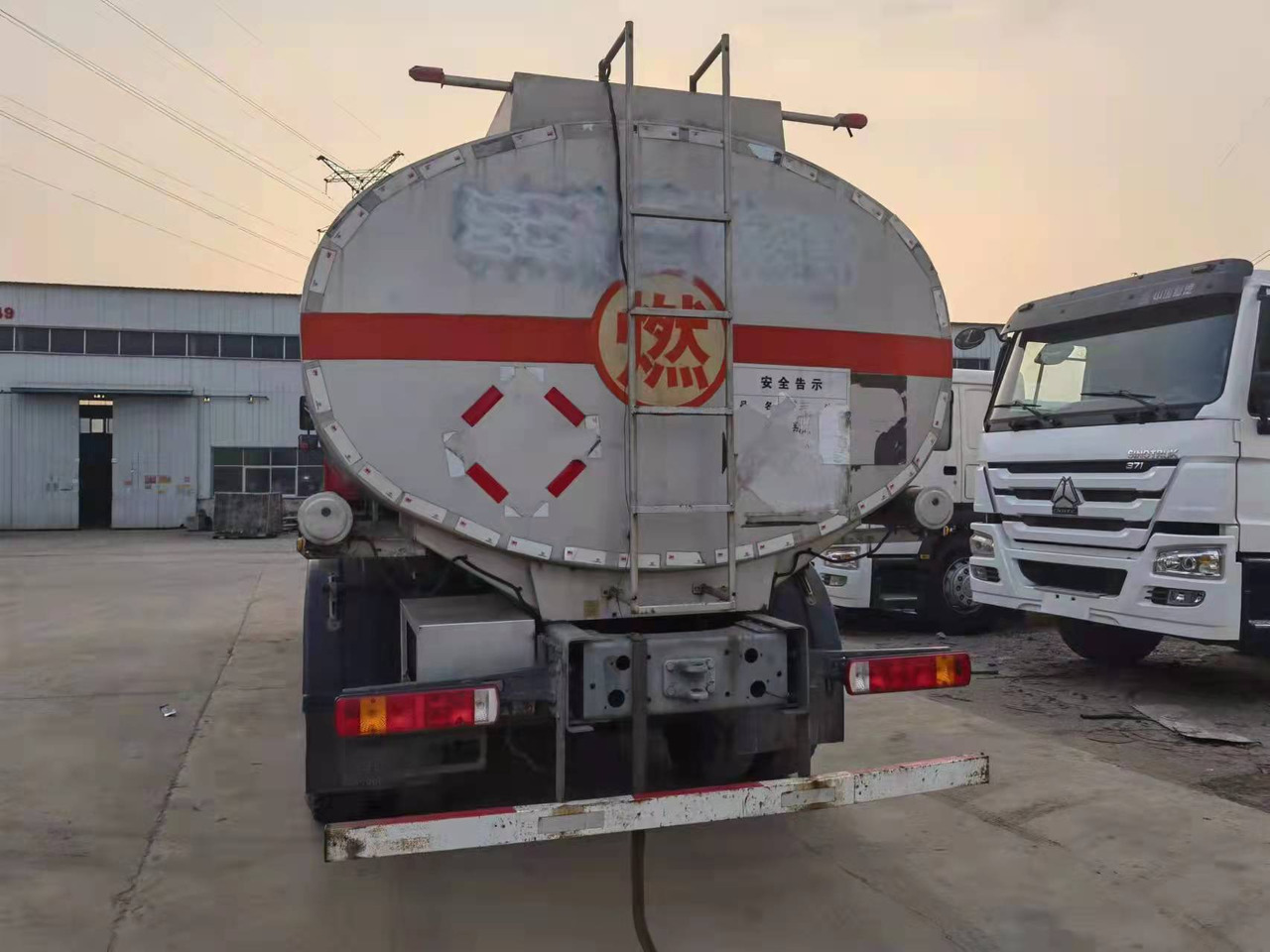 HOWO 20 cubic meters - Cisterna camión: foto 4 HOWO 20 cubic meters - Cisterna camión: foto 4