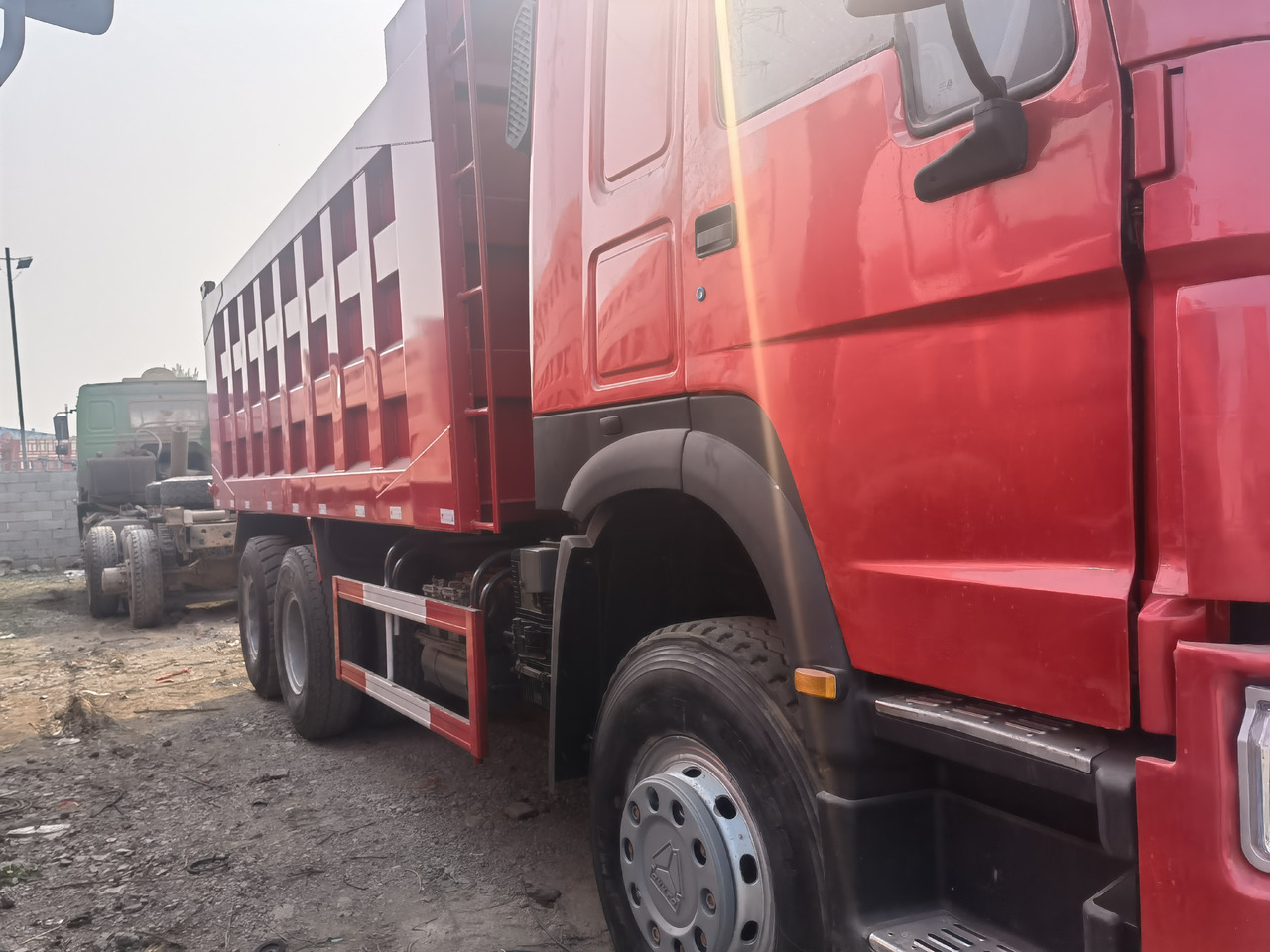 HOWO HOWO 6*4 371 dump truck - Volquete camión: foto 4 HOWO HOWO 6*4 371 dump truck - Volquete camión: foto 4