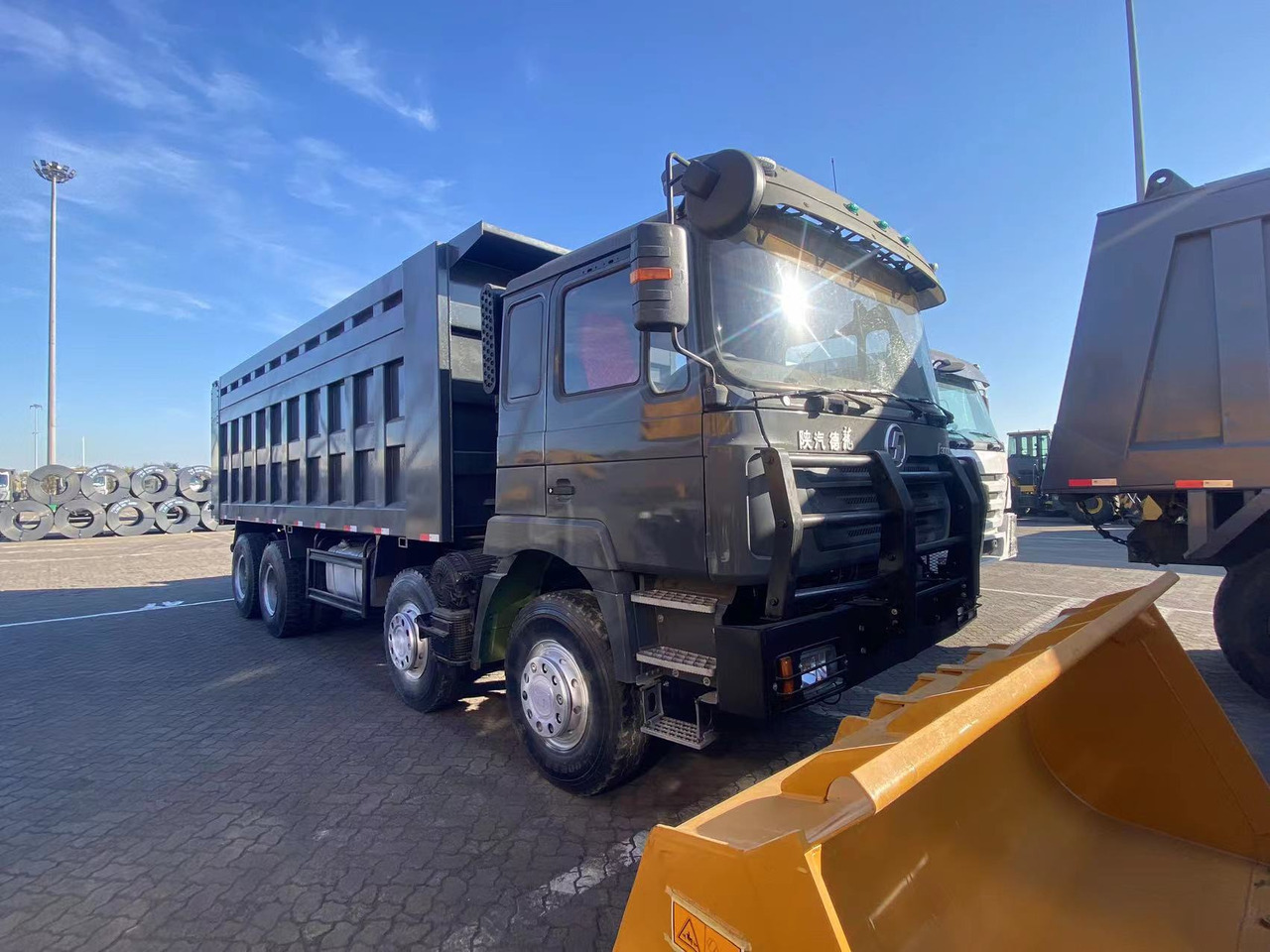 SHACMAN Shacman F3000 8*4 dump truck - Volquete camión: foto 4 SHACMAN Shacman F3000 8*4 dump truck - Volquete camión: foto 4