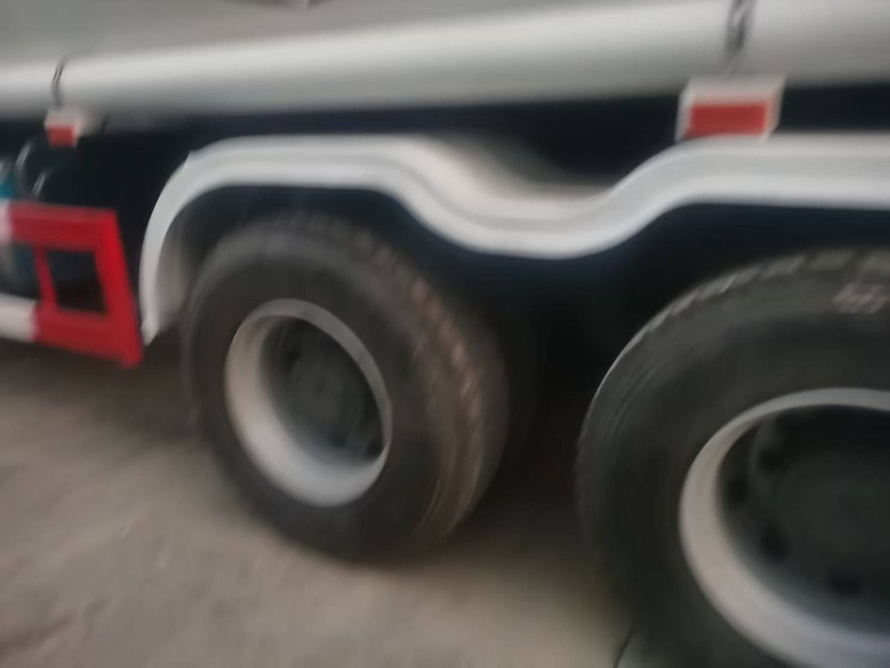 SINOTRUK HOWO 371HP,6×4,20 cubic - Cisterna camión: foto 3 SINOTRUK HOWO 371HP,6×4,20 cubic - Cisterna camión: foto 3