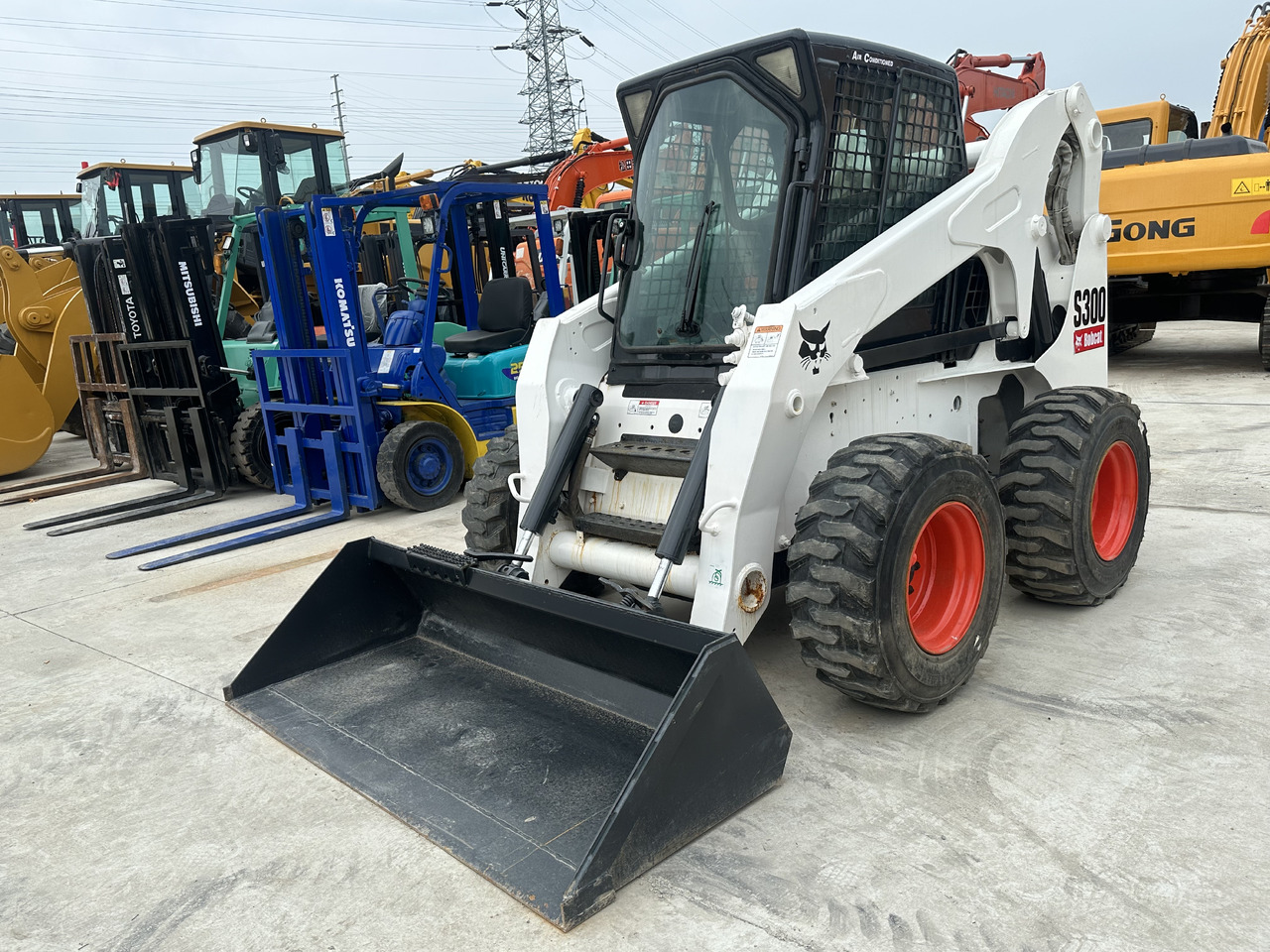 Second hand Hot sale skid-steers Bobcat S300 - Maquinaria de construcción: foto 1 Second hand Hot sale skid-steers Bobcat S300 - Maquinaria de construcción: foto 1