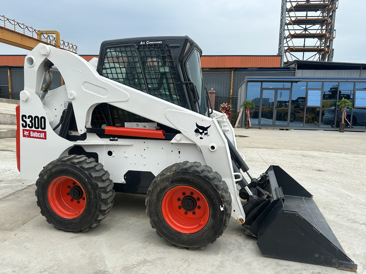 Second hand Hot sale skid-steers Bobcat S300 - Maquinaria de construcción: foto 4 Second hand Hot sale skid-steers Bobcat S300 - Maquinaria de construcción: foto 4