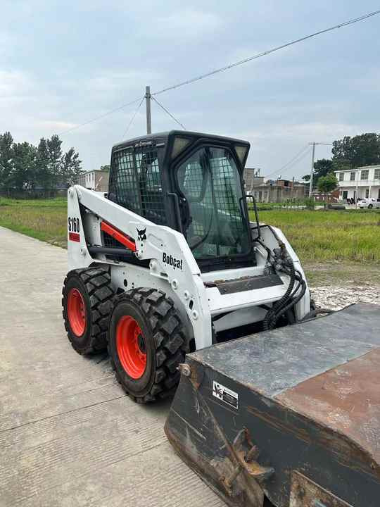 USED BOBCAT S160 Skid-steer Loader Bobcat S160 Carry Sweeper with Very Good Performance Is for Sale at a Low Price. - Minicargadora: foto 2 USED BOBCAT S160 Skid-steer Loader Bobcat S160 Carry Sweeper with Very Good Performance Is for Sale at a Low Price. - Minicargadora: foto 2