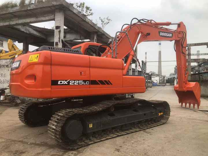Used Excavator Doosan DX225LC Excavators Mini Equipment Earth Moving Machinery Doosan Digger Excavator for Sale - Excavadora de cadenas: foto 2 Used Excavator Doosan DX225LC Excavators Mini Equipment Earth Moving Machinery Doosan Digger Excavator for Sale - Excavadora de cadenas: foto 2