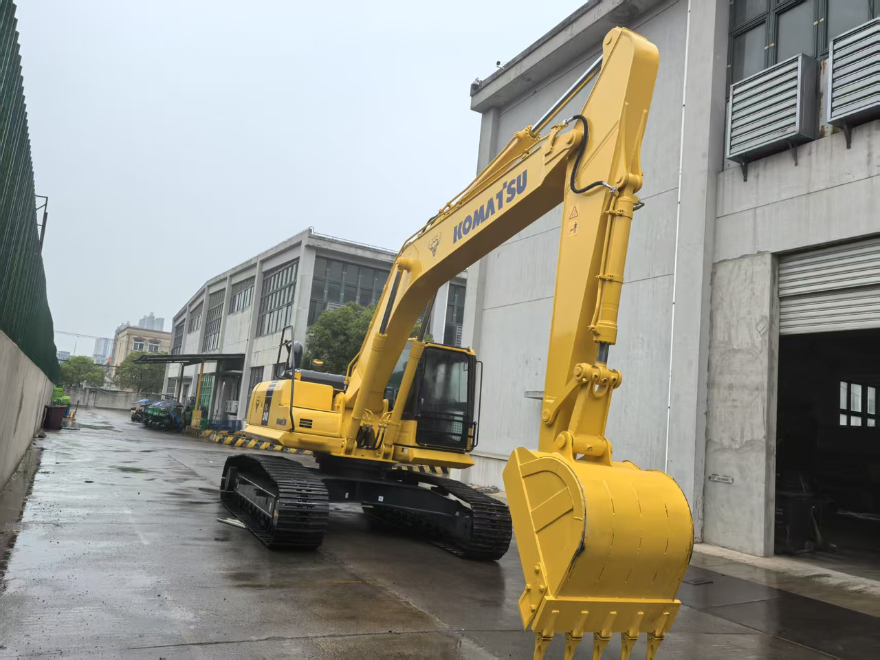 KOMATSU PC240LC-8M0 - Excavadora de cadenas: foto 1 KOMATSU PC240LC-8M0 - Excavadora de cadenas: foto 1