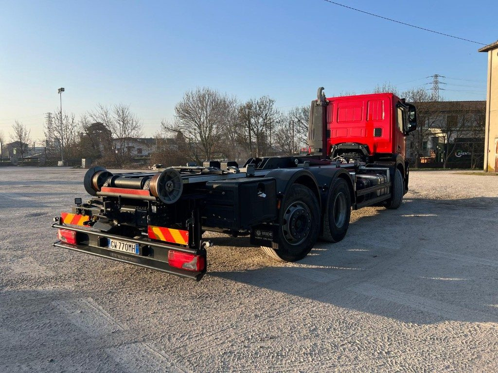 IVECO X-WAY AD260 NUOVO TARGATO SCARRABILE - Multibasculante camión: foto 4 IVECO X-WAY AD260 NUOVO TARGATO SCARRABILE - Multibasculante camión: foto 4